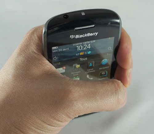 BlackBerry Curve 9380 : main tenant le smartphone