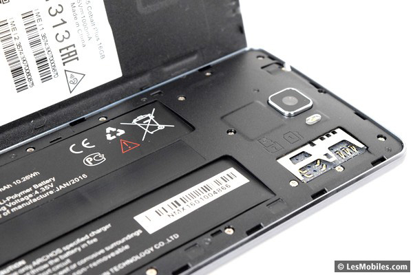 Archos 55 Cobalt Plus : batterie et ports SIM