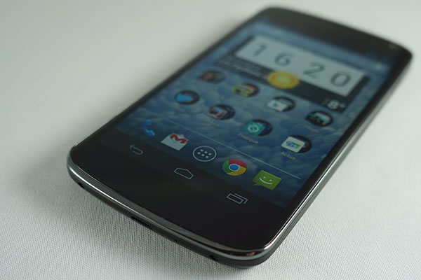 LG Google Nexus 4 : smartphone couché